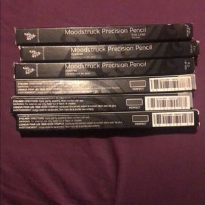 Younique kohl eyeliner in black “perfect”